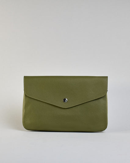 Einfärbige kleine Crossbody-Tasche aus genarbtem Rindleder mit Umschlaglasche und silbernem Druckknopf. Die Tasche enthält innen ein Zippfach, ein offenes Fach sowie ein schmales Zwischenfach. Auf der Rückseite ist eine Logoprägung "Herzilein-Wien" #19