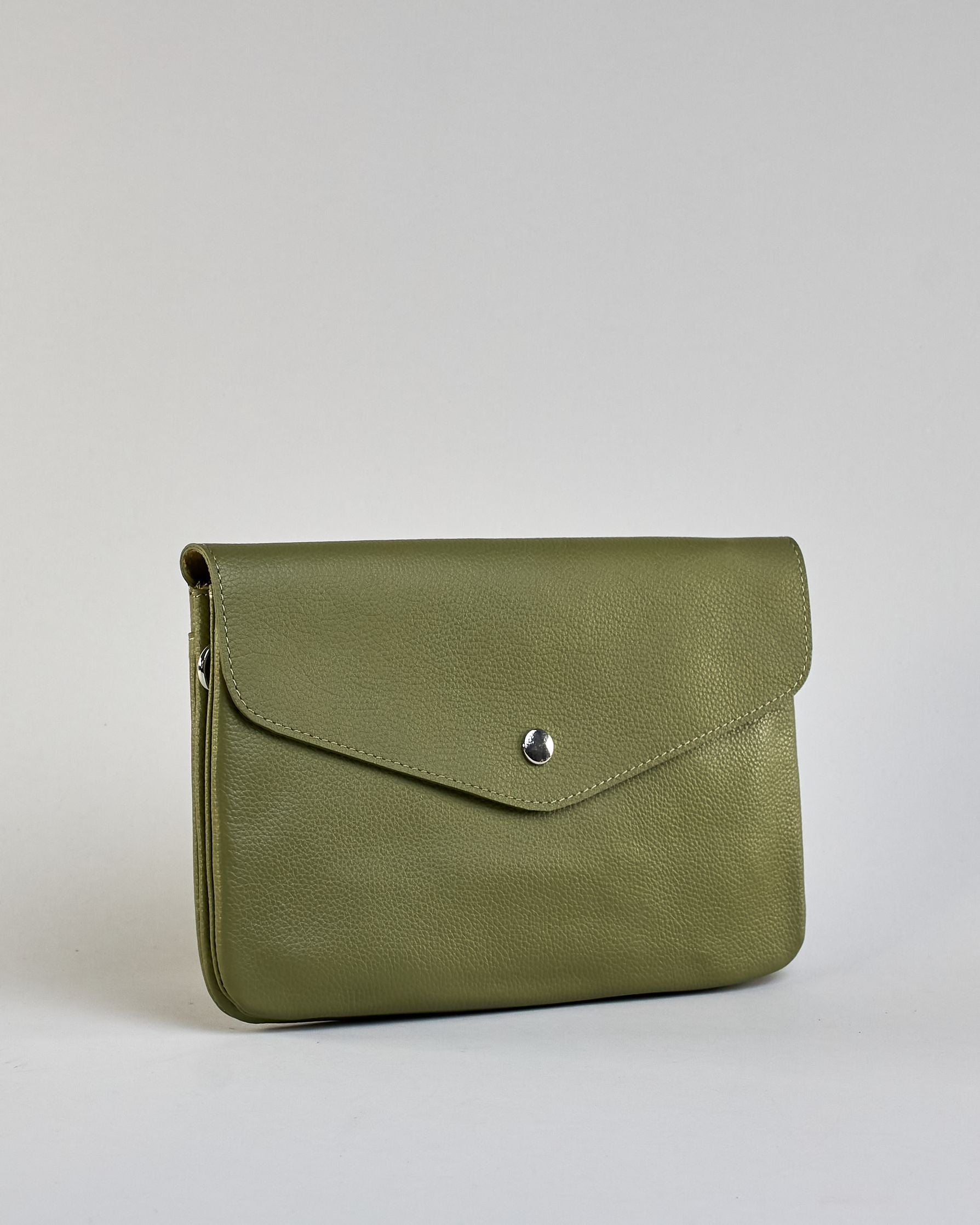 Einfärbige kleine Crossbody-Tasche aus genarbtem Rindleder mit Umschlaglasche und silbernem Druckknopf. Die Tasche enthält innen ein Zippfach, ein offenes Fach sowie ein schmales Zwischenfach. Auf der Rückseite ist eine Logoprägung "Herzilein-Wien" #20