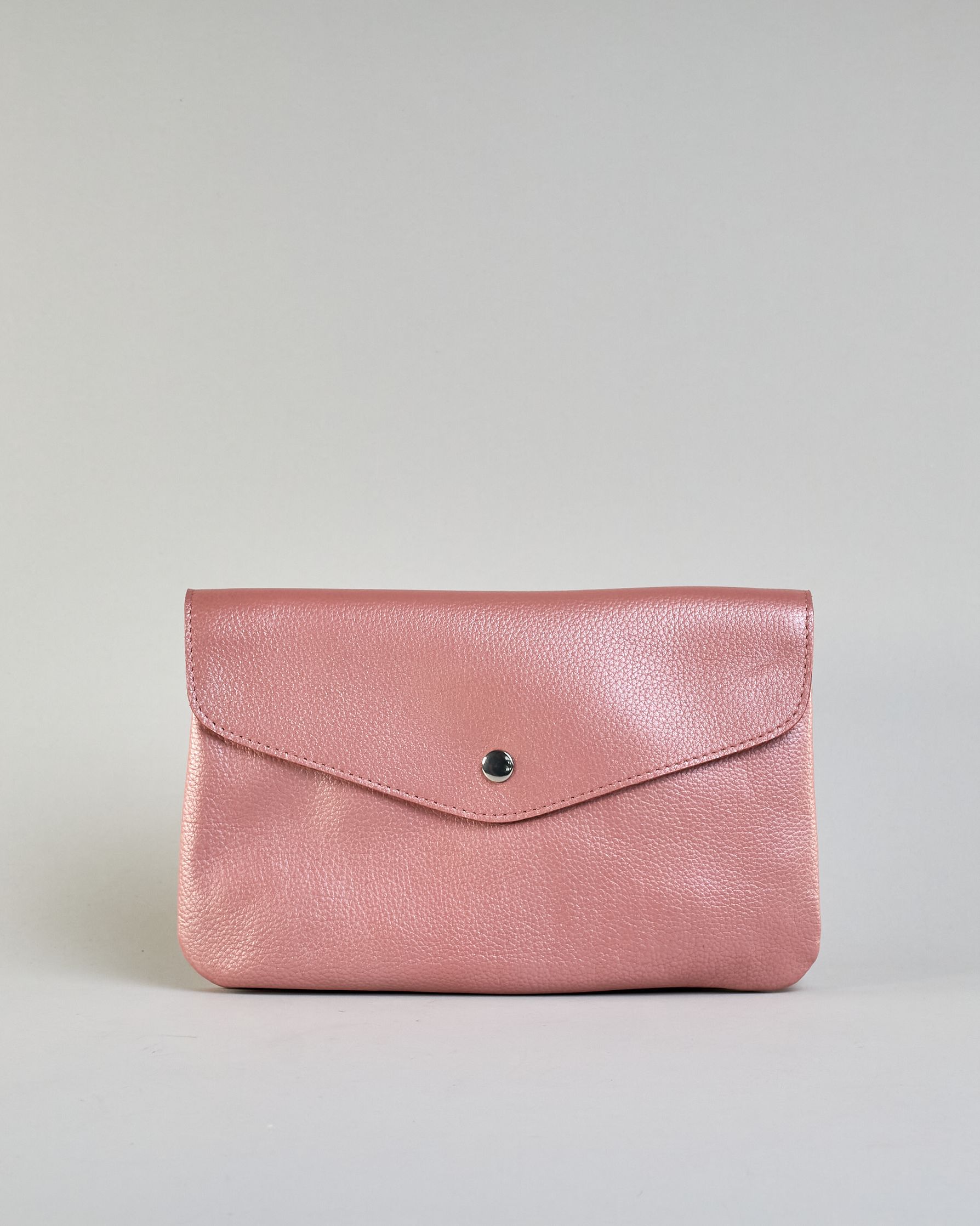 Einfärbige kleine Crossbody-Tasche aus genarbtem Rindleder mit Umschlaglasche und silbernem Druckknopf. Die Tasche enthält innen ein Zippfach, ein offenes Fach sowie ein schmales Zwischenfach. Auf der Rückseite ist eine Logoprägung "Herzilein-Wien" #24
