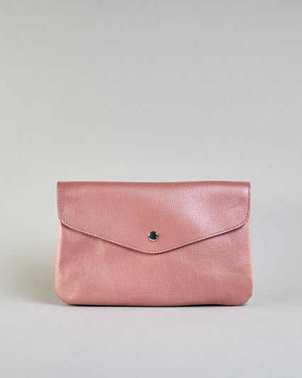 Einfärbige kleine Crossbody-Tasche aus genarbtem Rindleder mit Umschlaglasche und silbernem Druckknopf. Die Tasche enthält innen ein Zippfach, ein offenes Fach sowie ein schmales Zwischenfach. Auf der Rückseite ist eine Logoprägung "Herzilein-Wien" #24