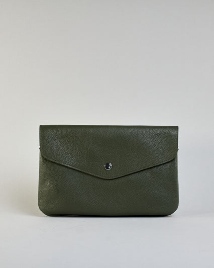 Einfärbige kleine Crossbody-Tasche aus genarbtem Rindleder mit Umschlaglasche und silbernem Druckknopf. Die Tasche enthält innen ein Zippfach, ein offenes Fach sowie ein schmales Zwischenfach. Auf der Rückseite ist eine Logoprägung "Herzilein-Wien" #36