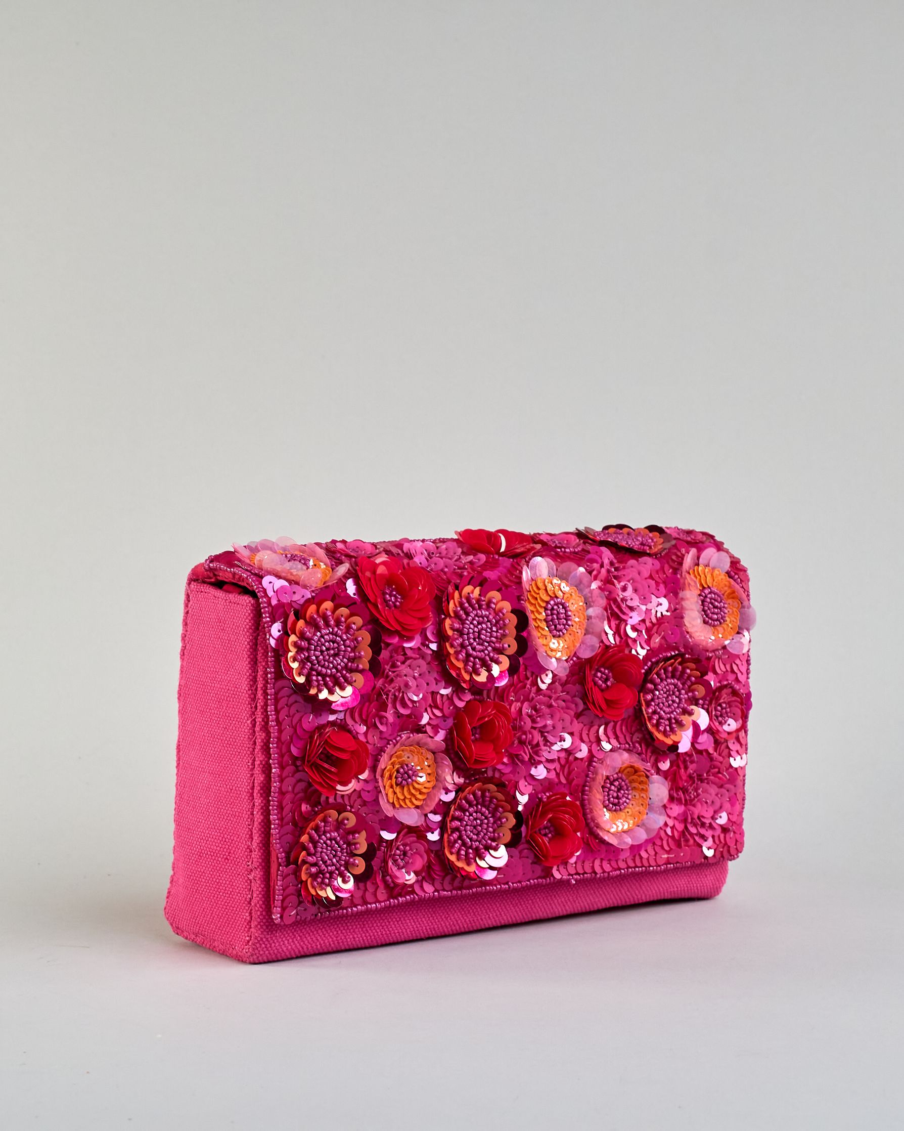 Pinkfarbene Crossbodytasche mit bunter Perlen- und Paillettenstickerei in Blumenmotiven und goldener Kette als Schulterriemen. Die Rückseite ist aus einfärbigem pinken Canvas. #1