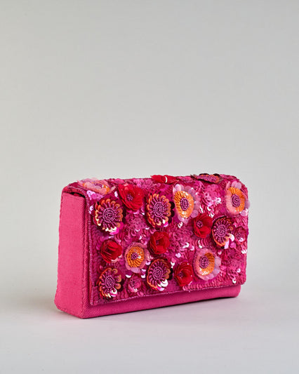 Pinkfarbene Crossbodytasche mit bunter Perlen- und Paillettenstickerei in Blumenmotiven und goldener Kette als Schulterriemen. Die Rückseite ist aus einfärbigem pinken Canvas. #1