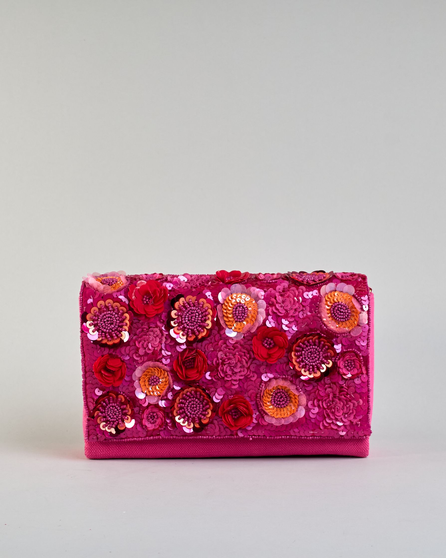 Pinkfarbene Crossbodytasche mit bunter Perlen- und Paillettenstickerei in Blumenmotiven und goldener Kette als Schulterriemen. Die Rückseite ist aus einfärbigem pinken Canvas. #2