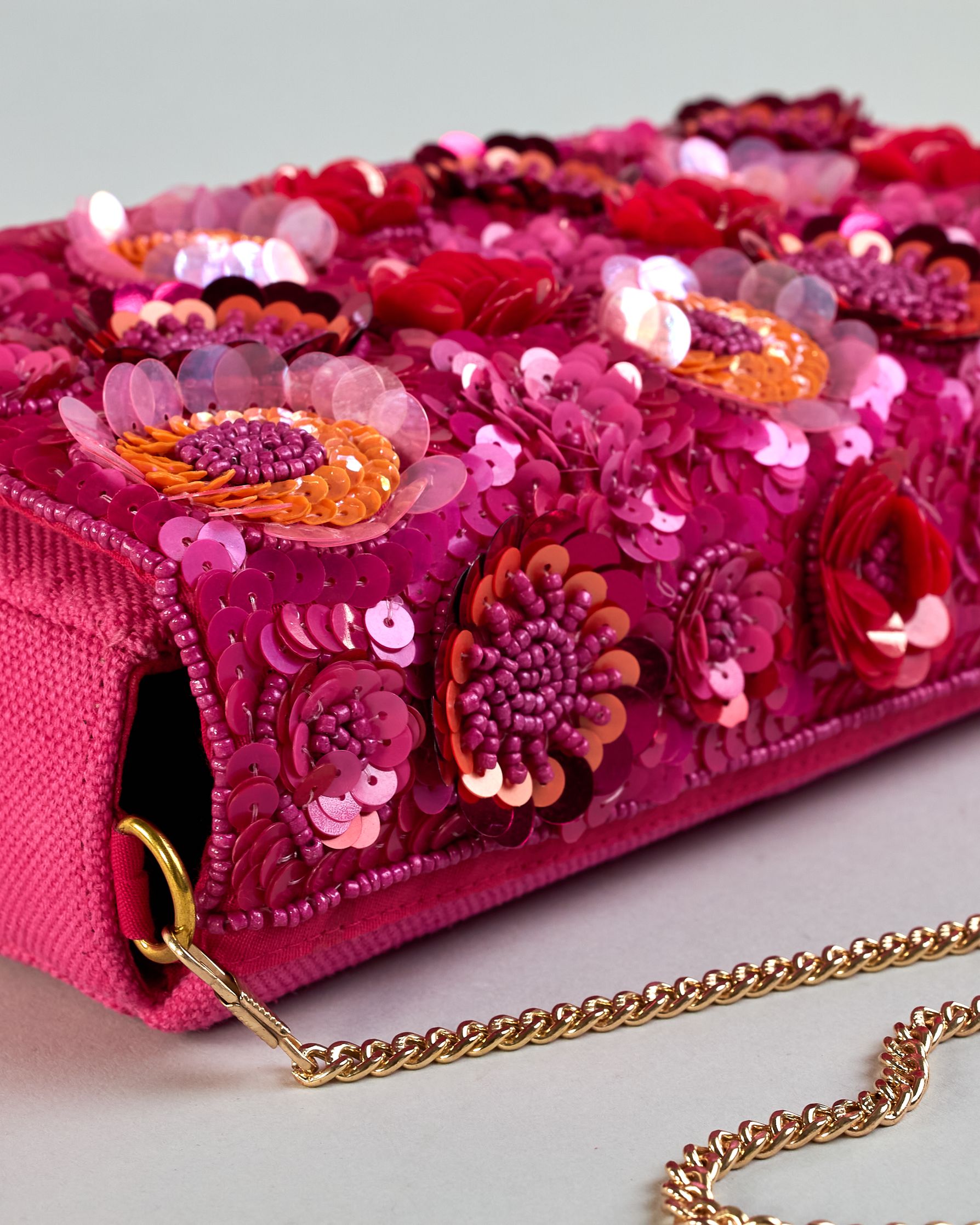 Pinkfarbene Crossbodytasche mit bunter Perlen- und Paillettenstickerei in Blumenmotiven und goldener Kette als Schulterriemen. Die Rückseite ist aus einfärbigem pinken Canvas. #3