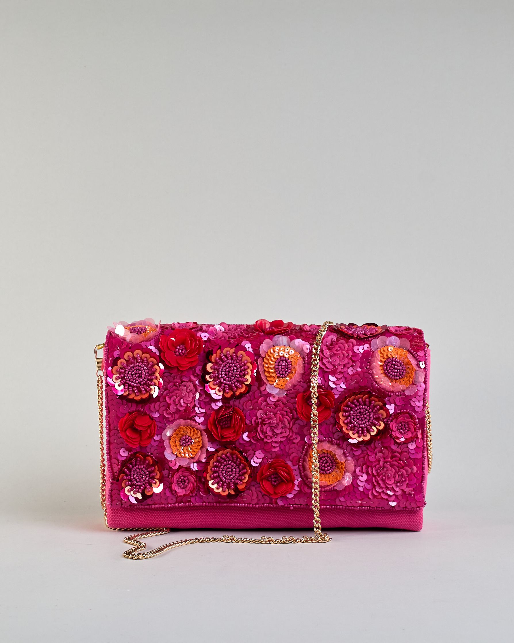 Pinkfarbene Crossbodytasche mit bunter Perlen- und Paillettenstickerei in Blumenmotiven und goldener Kette als Schulterriemen. Die Rückseite ist aus einfärbigem pinken Canvas. #4