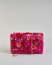 Pinkfarbene Crossbodytasche mit bunter Perlen- und Paillettenstickerei in Blumenmotiven und goldener Kette als Schulterriemen. Die Rückseite ist aus einfärbigem pinken Canvas. #4