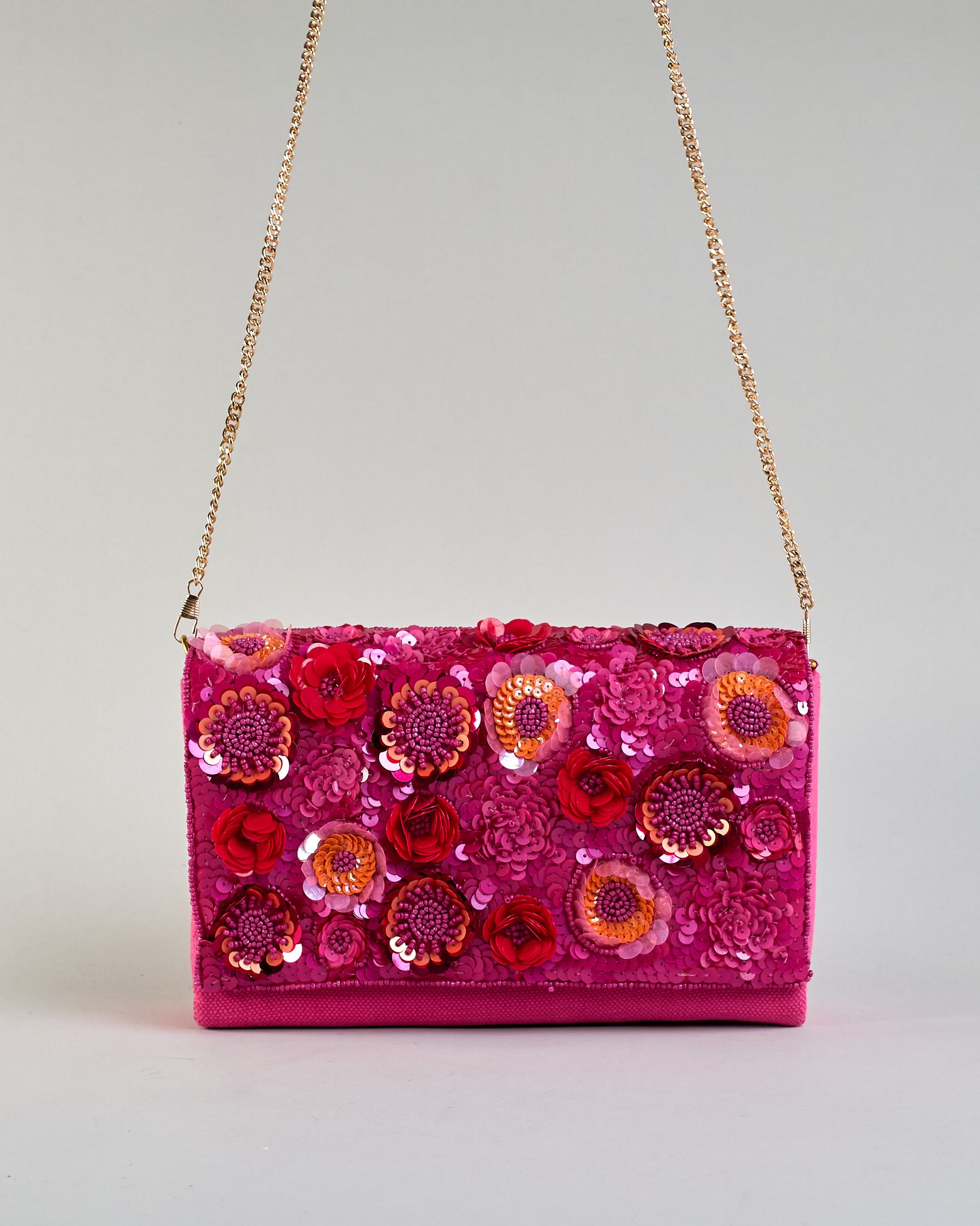 Pinkfarbene Crossbodytasche mit bunter Perlen- und Paillettenstickerei in Blumenmotiven und goldener Kette als Schulterriemen. Die Rückseite ist aus einfärbigem pinken Canvas. #5