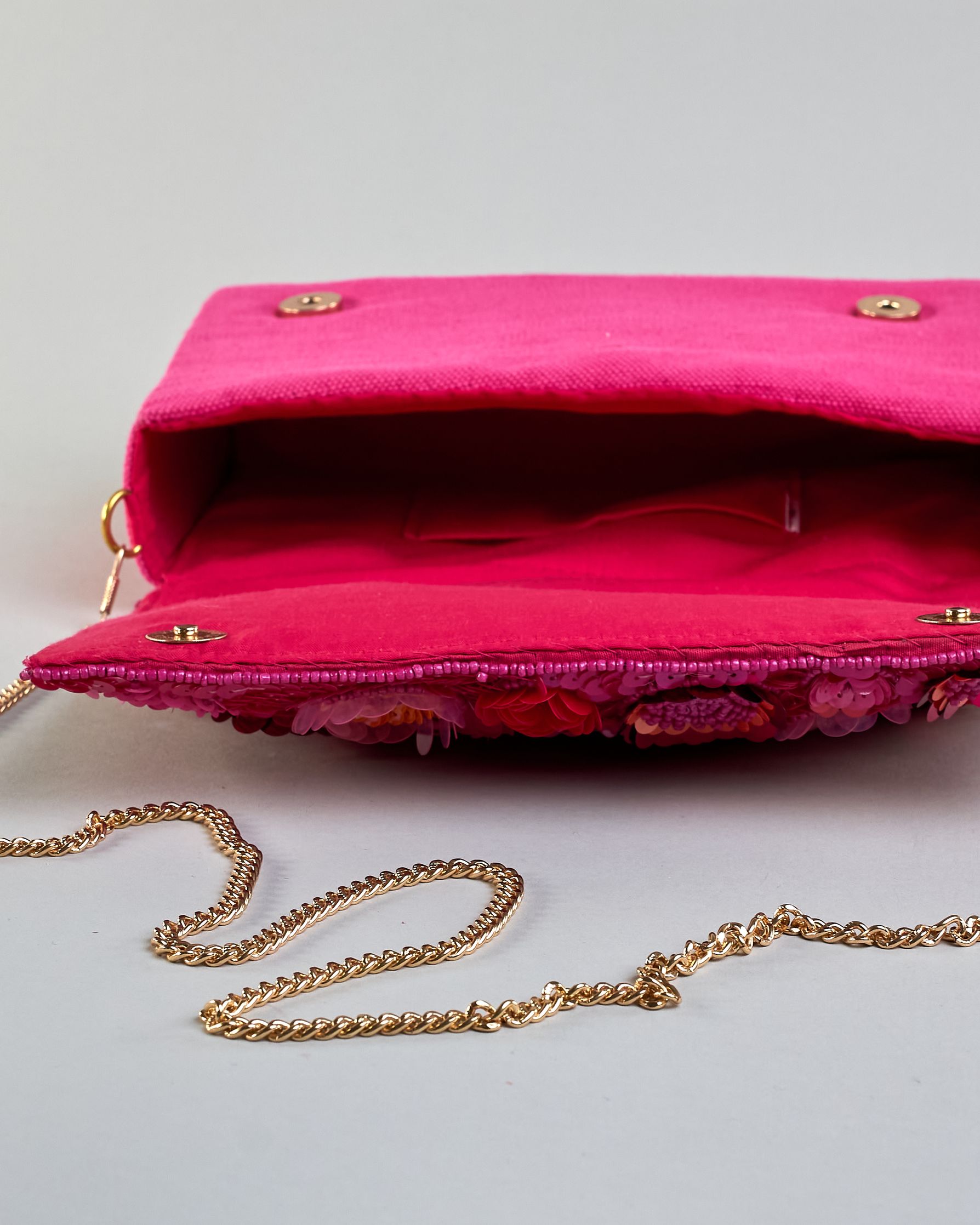 Pinkfarbene Crossbodytasche mit bunter Perlen- und Paillettenstickerei in Blumenmotiven und goldener Kette als Schulterriemen. Die Rückseite ist aus einfärbigem pinken Canvas. #6