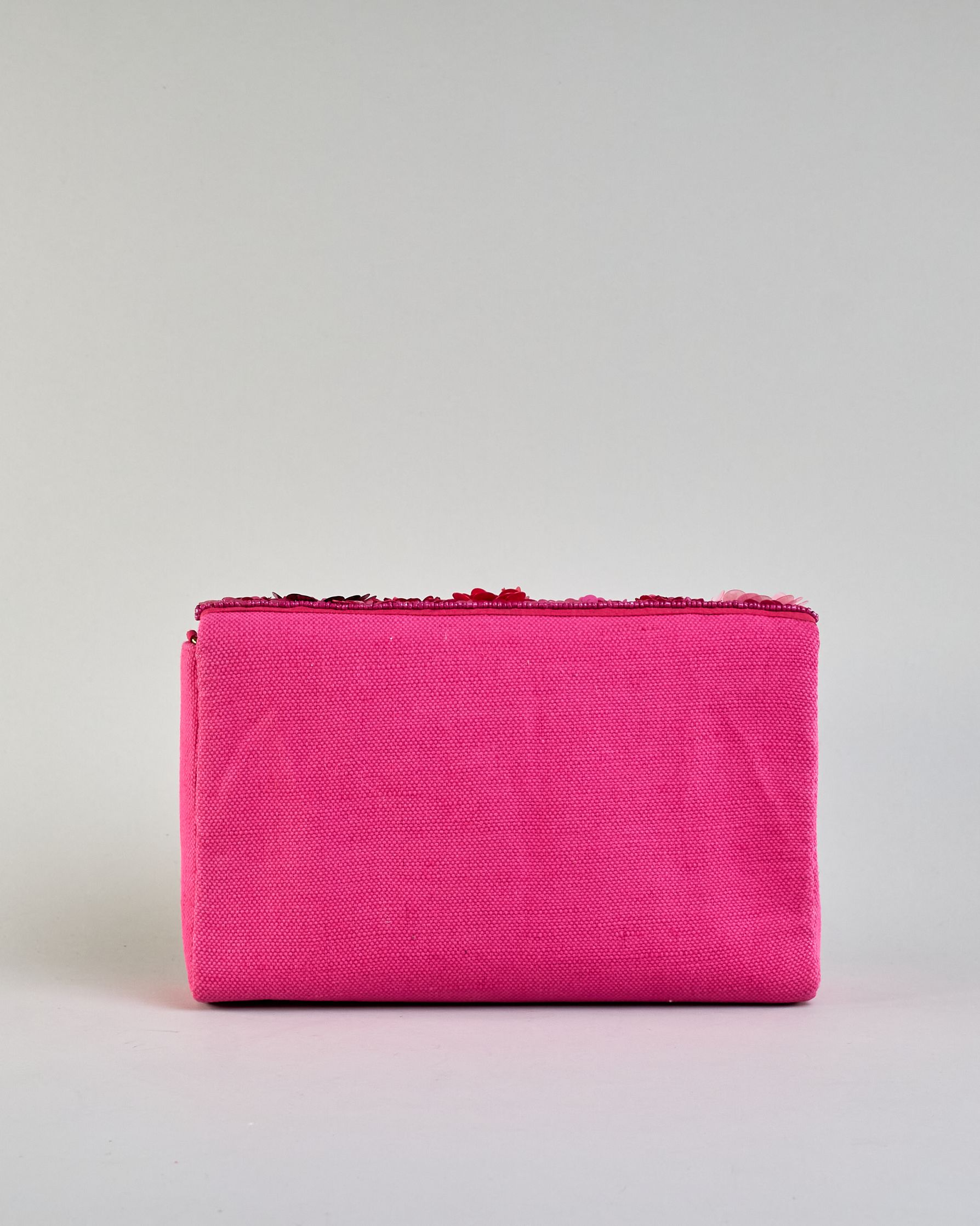 Pinkfarbene Crossbodytasche mit bunter Perlen- und Paillettenstickerei in Blumenmotiven und goldener Kette als Schulterriemen. Die Rückseite ist aus einfärbigem pinken Canvas. #8