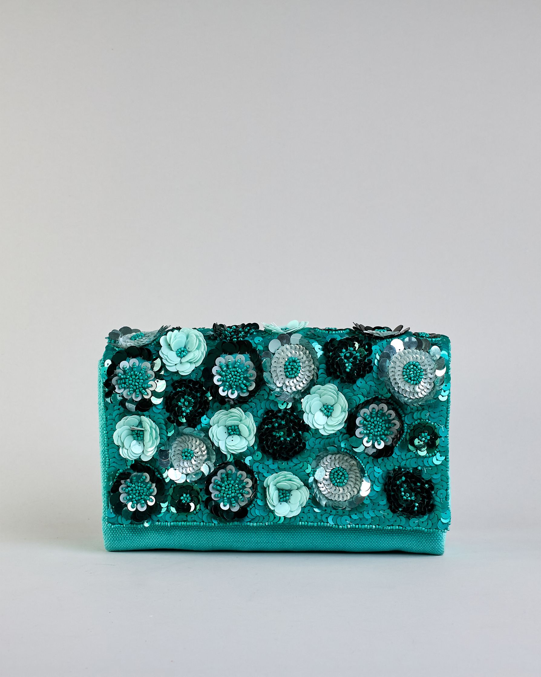 Türkise Crossbodytasche mit bunter Perlen- und Paillettenstickerei in Blumenmotiven und silberner Kette als Schulterriemen. Die Rückseite ist aus einfärbigem türkisen Canvas. #2