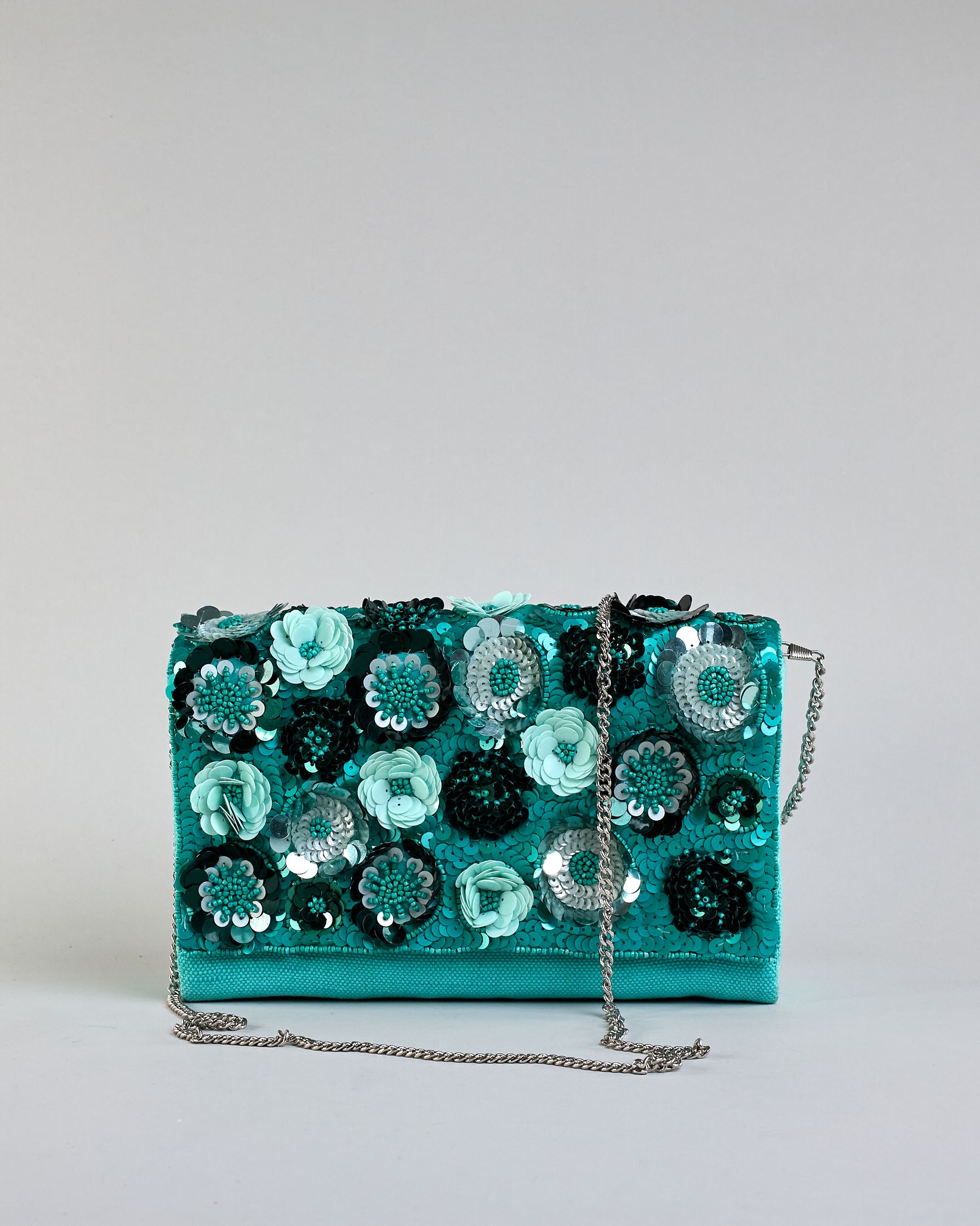 Türkise Crossbodytasche mit bunter Perlen- und Paillettenstickerei in Blumenmotiven und silberner Kette als Schulterriemen. Die Rückseite ist aus einfärbigem türkisen Canvas. #4