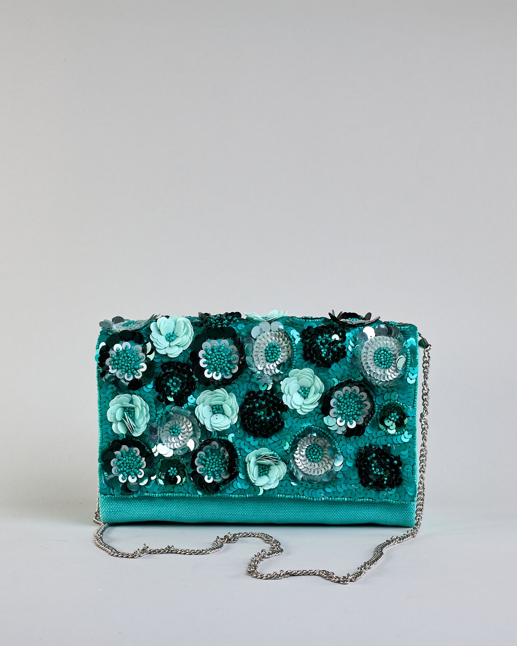 Türkise Crossbodytasche mit bunter Perlen- und Paillettenstickerei in Blumenmotiven und silberner Kette als Schulterriemen. Die Rückseite ist aus einfärbigem türkisen Canvas. #5