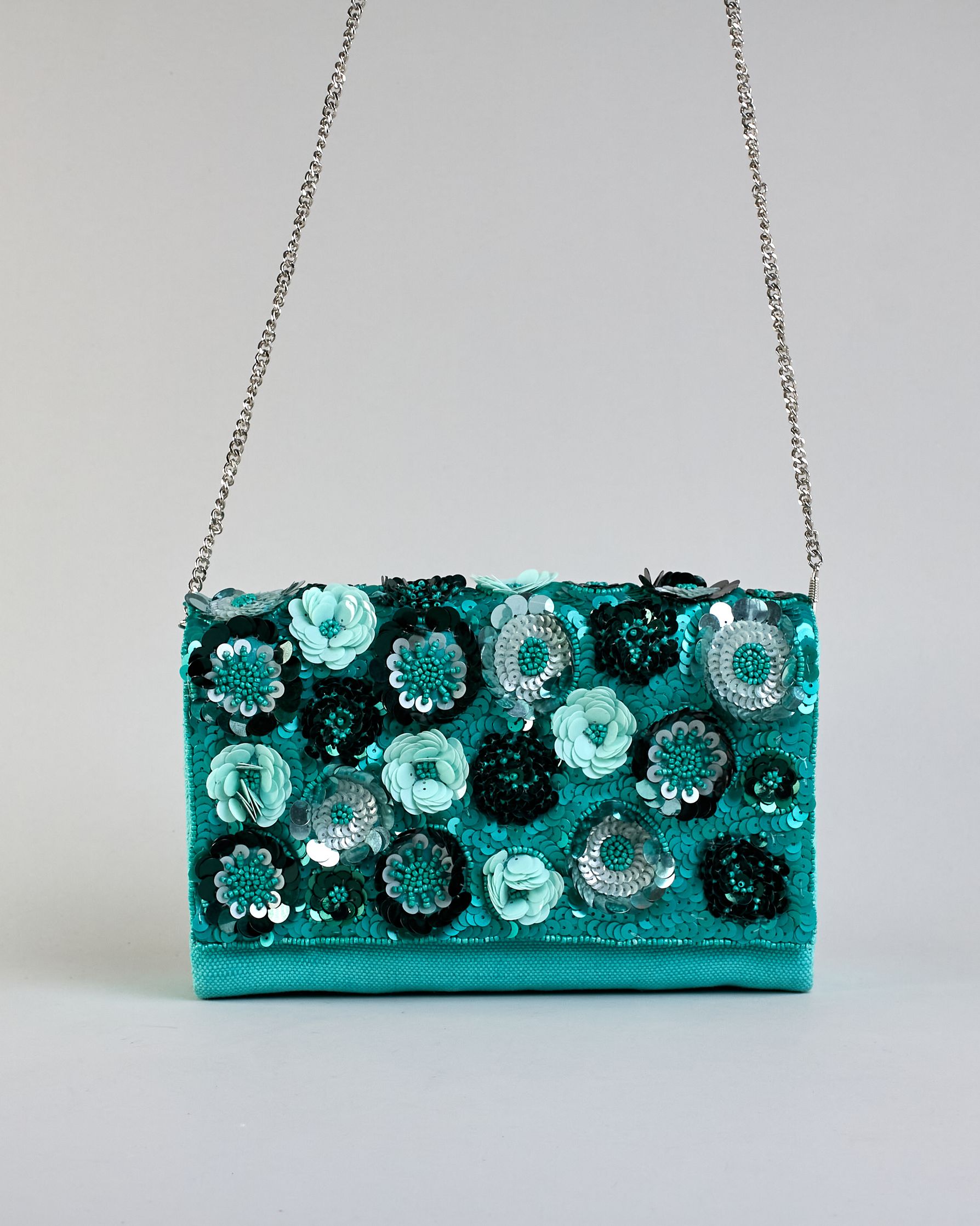 Türkise Crossbodytasche mit bunter Perlen- und Paillettenstickerei in Blumenmotiven und silberner Kette als Schulterriemen. Die Rückseite ist aus einfärbigem türkisen Canvas. #6