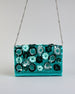 Türkise Crossbodytasche mit bunter Perlen- und Paillettenstickerei in Blumenmotiven und silberner Kette als Schulterriemen. Die Rückseite ist aus einfärbigem türkisen Canvas. #6