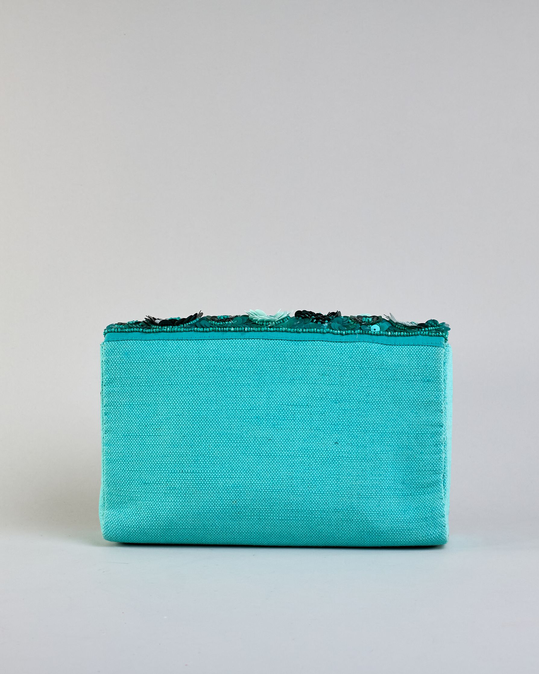 Türkise Crossbodytasche mit bunter Perlen- und Paillettenstickerei in Blumenmotiven und silberner Kette als Schulterriemen. Die Rückseite ist aus einfärbigem türkisen Canvas. #9