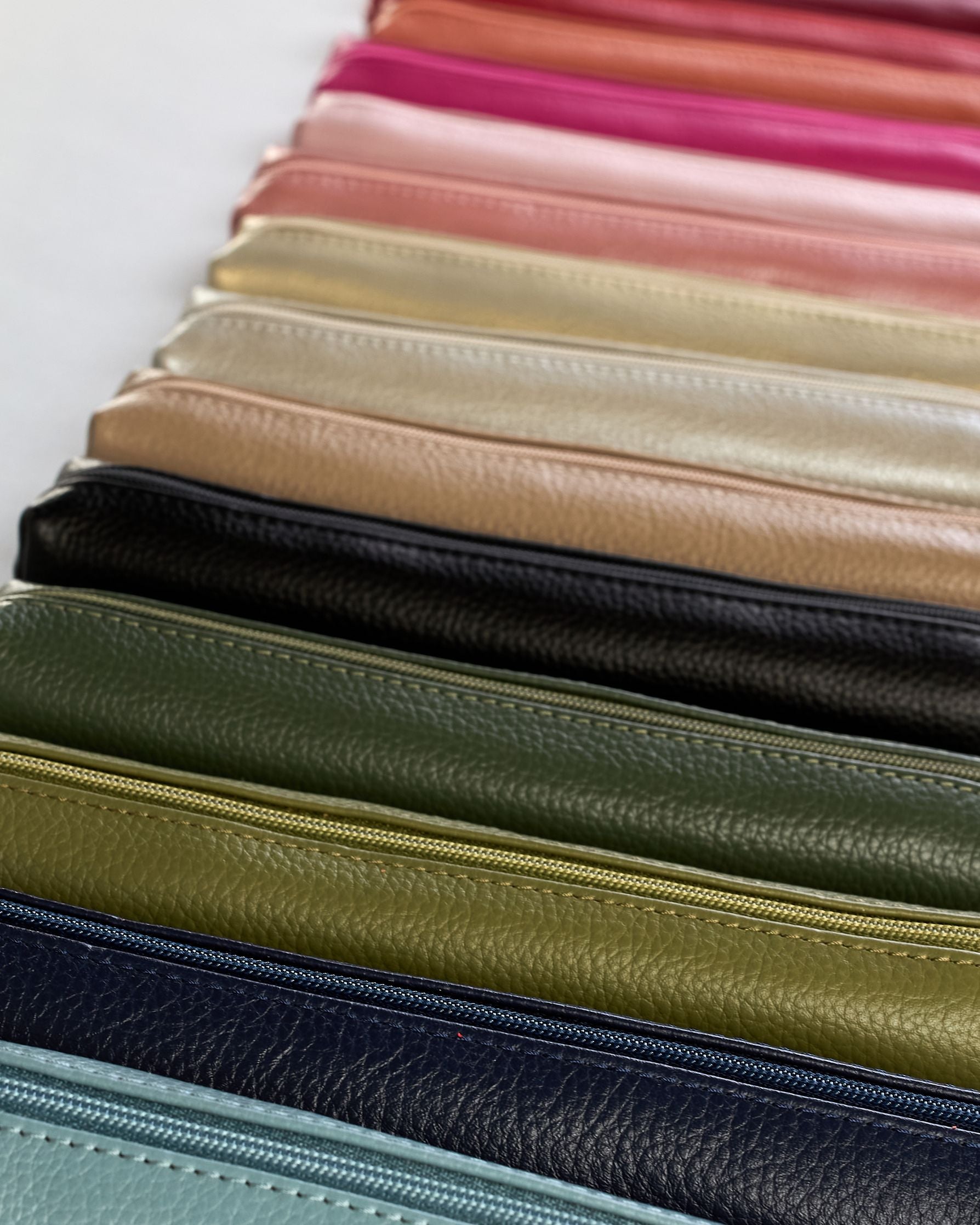 Schlankes, oranges Federpenal aus Rindleder mit silbernem Reißverschluss.