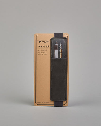 Dunkelgrauer Striftehalter mit Lasche zum einstecken von 1-2 Stiften. Auf der Rückseite ist ein Gummi den man um das Buch stülpen kann. So hat man alles zuammen was man braucht. Der Gummi ist verstellbar. #1