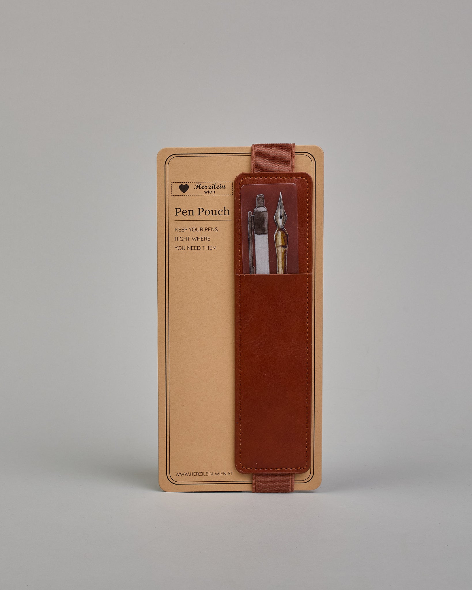Brauner Striftehalter mit Lasche zum einstecken von 1-2 Stiften. Auf der Rückseite ist ein Gummi den man um das Buch stülpen kann. So hat man alles zuammen was man braucht. Der Gummi ist verstellbar. #1