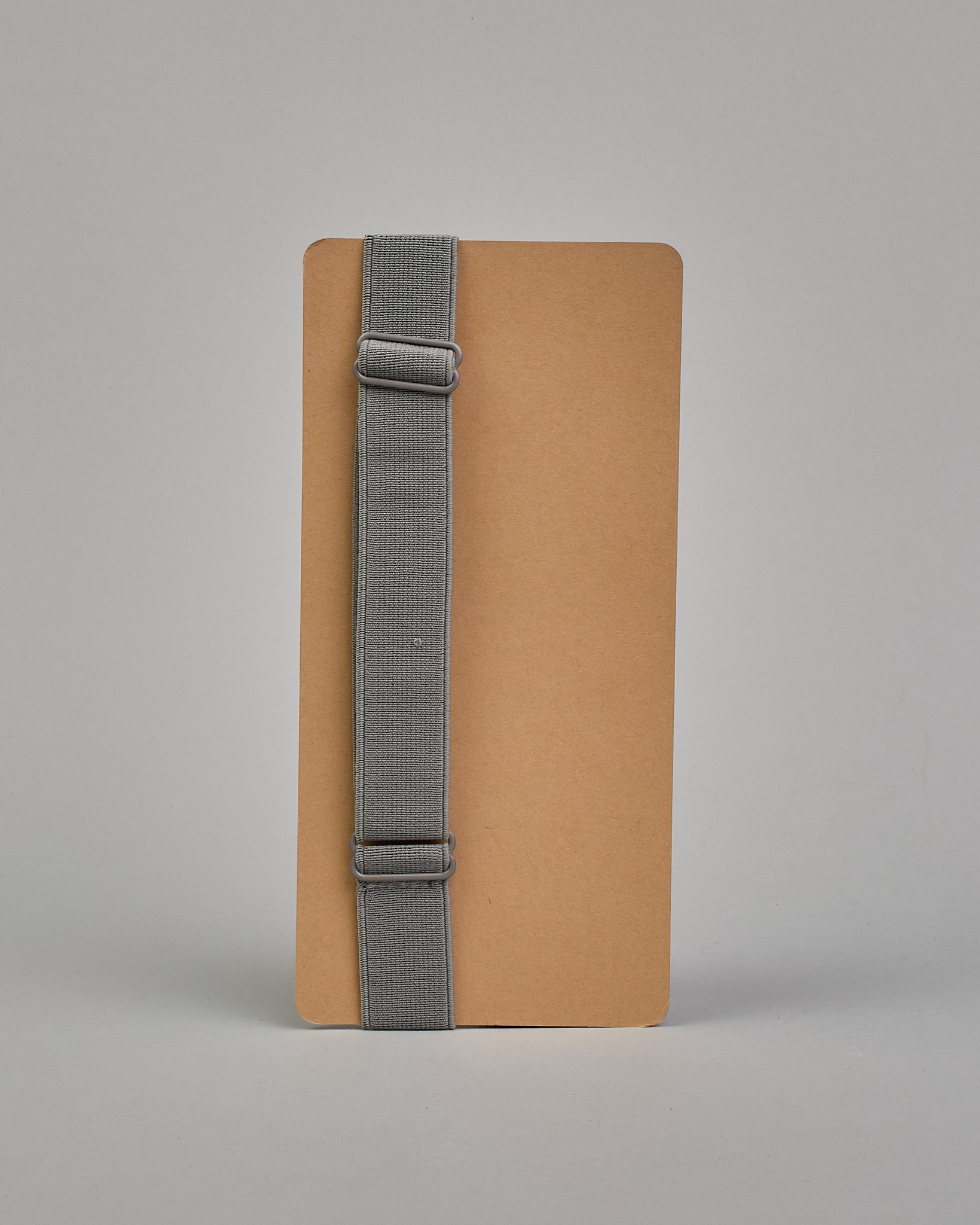 Mittelgrauer Striftehalter mit Lasche zum einstecken von 1-2 Stiften. Auf der Rückseite ist ein Gummi den man um das Buch stülpen kann. So hat man alles zuammen was man braucht. Der Gummi ist verstellbar. #2