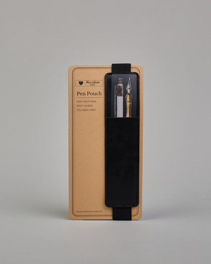 Schwarzer Striftehalter mit Lasche zum einstecken von 1-2 Stiften. Auf der Rückseite ist ein Gummi den man um das Buch stülpen kann. So hat man alles zuammen was man braucht. Der Gummi ist verstellbar. #1