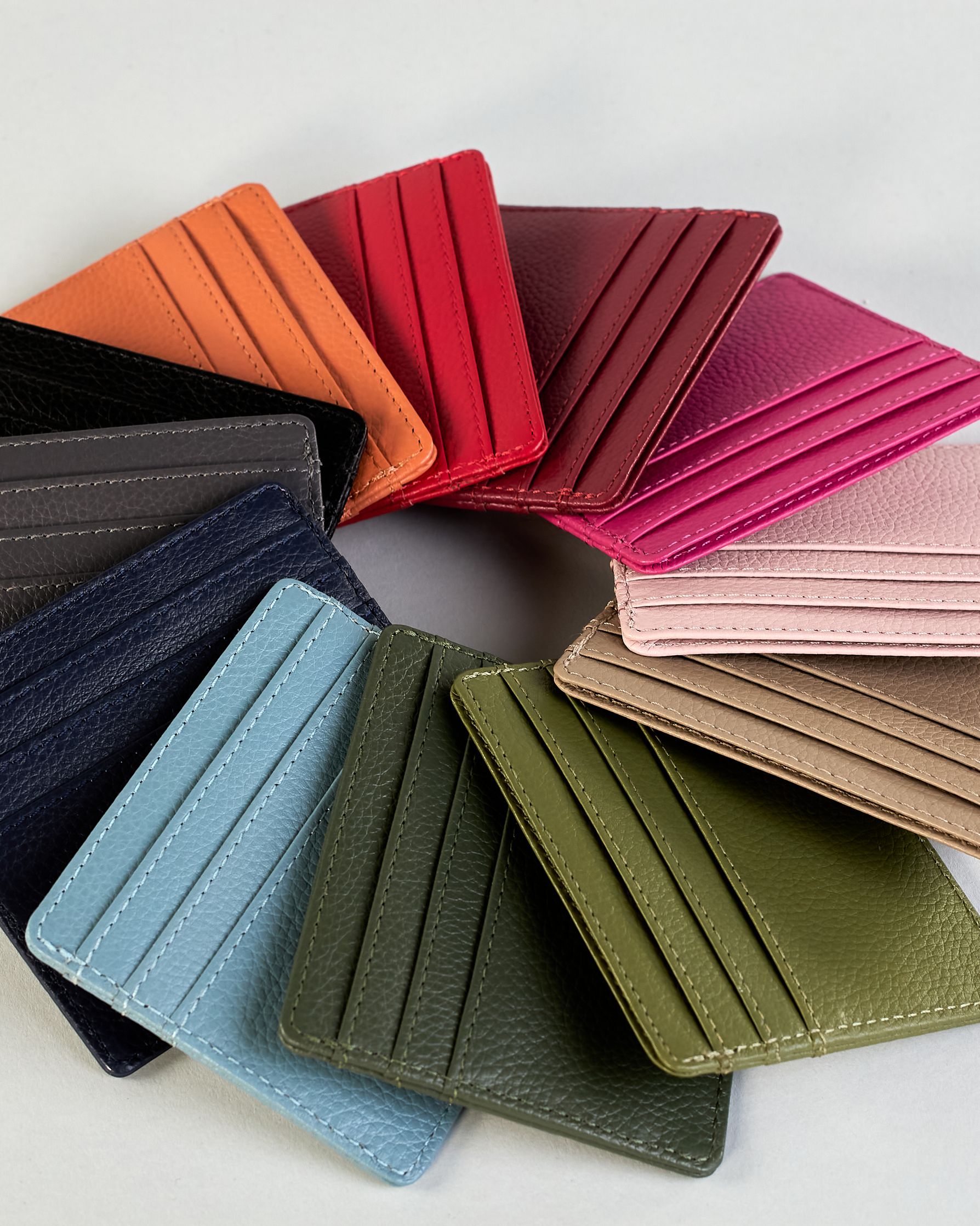 Kartenetui aus feinem Rindleder mit leicht genarbter Oberfläche. Auf der Rückseite ist eine Logoprägung "Herzilein-Wien". Das Etui hat 6 Kartenfächer und dazwischen ein mit Baumwolle gefüttertes Steckfach. Das Futter hat die selbe Farbe wie das Kartenetui.