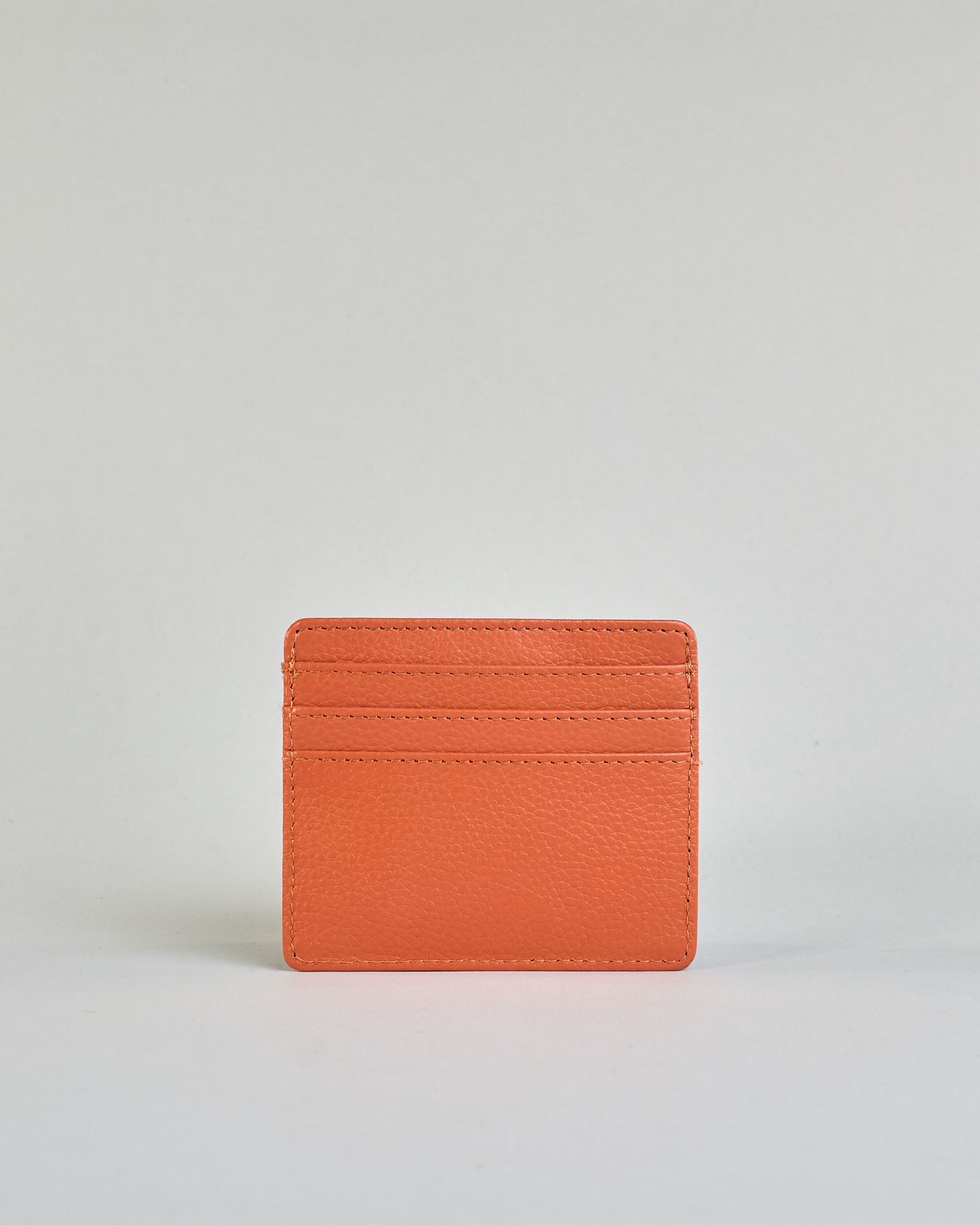 Kartenetui aus feinem Rindleder mit leicht genarbter Oberfläche. Auf der Rückseite ist eine Logoprägung "Herzilein-Wien". Das Etui hat 6 Kartenfächer und dazwischen ein mit Baumwolle gefüttertes Steckfach. Das Futter hat die selbe Farbe wie das Kartenetui.