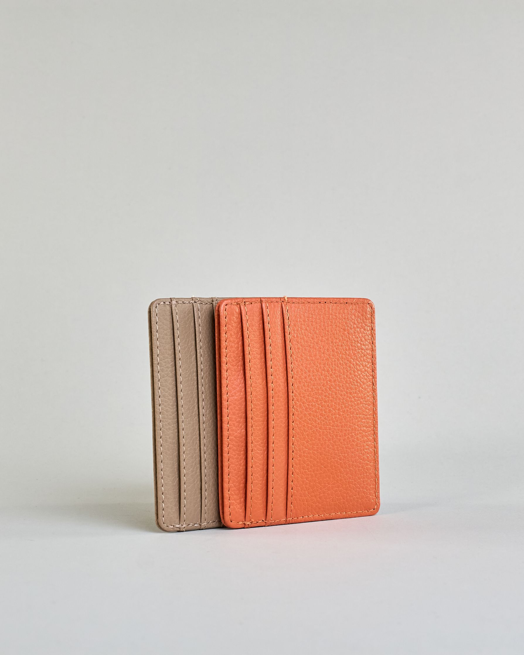 Kartenetui aus feinem Rindleder mit leicht genarbter Oberfläche. Auf der Rückseite ist eine Logoprägung "Herzilein-Wien". Das Etui hat 6 Kartenfächer und dazwischen ein mit Baumwolle gefüttertes Steckfach. Das Futter hat die selbe Farbe wie das Kartenetui.