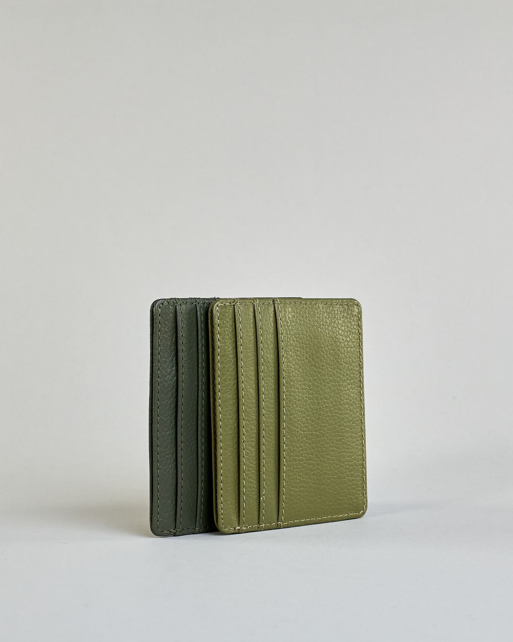 Kartenetui aus feinem Rindleder mit leicht genarbter Oberfläche. Auf der Rückseite ist eine Logoprägung "Herzilein-Wien". Das Etui hat 6 Kartenfächer und dazwischen ein mit Baumwolle gefüttertes Steckfach. Das Futter hat die selbe Farbe wie das Kartenetui.