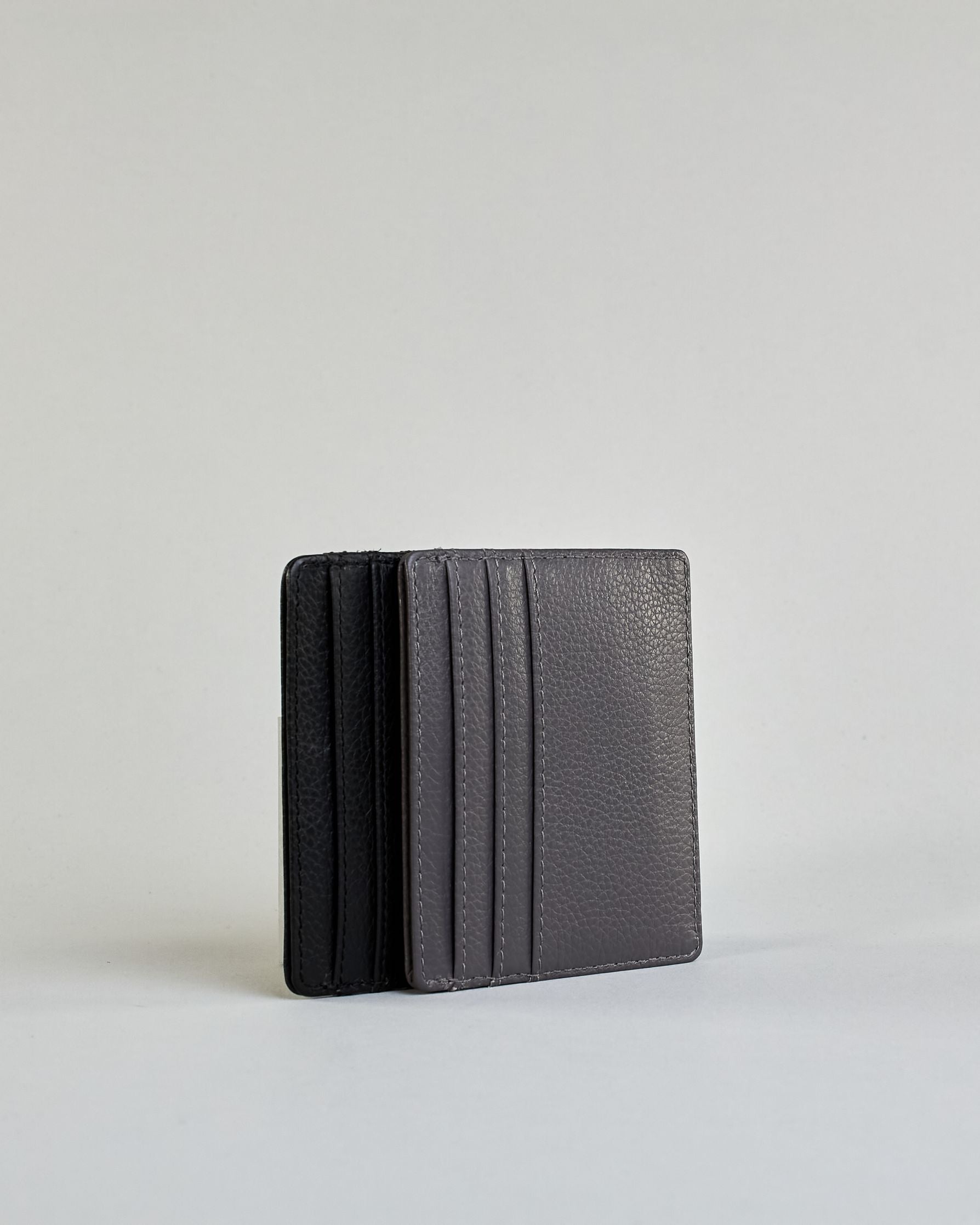 Kartenetui aus feinem Rindleder mit leicht genarbter Oberfläche. Auf der Rückseite ist eine Logoprägung "Herzilein-Wien". Das Etui hat 6 Kartenfächer und dazwischen ein mit Baumwolle gefüttertes Steckfach. Das Futter hat die selbe Farbe wie das Kartenetui.