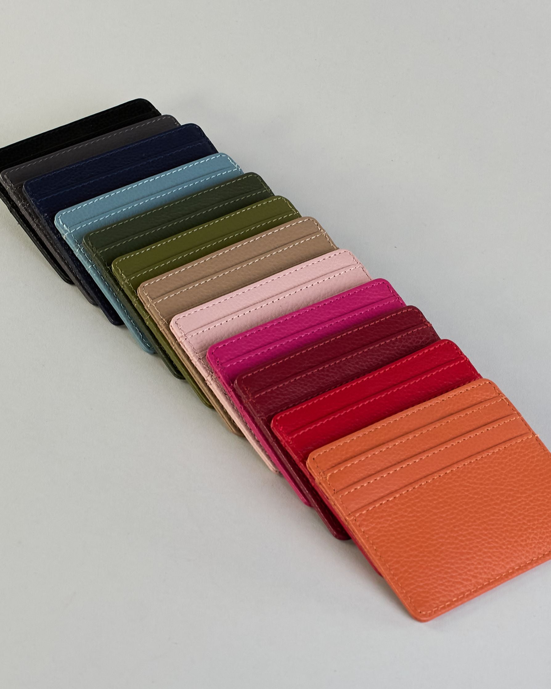 Kartenetui aus feinem Rindleder mit leicht genarbter Oberfläche. Auf der Rückseite ist eine Logoprägung "Herzilein-Wien". Das Etui hat 6 Kartenfächer und dazwischen ein mit Baumwolle gefüttertes Steckfach. Das Futter hat die selbe Farbe wie das Kartenetui.