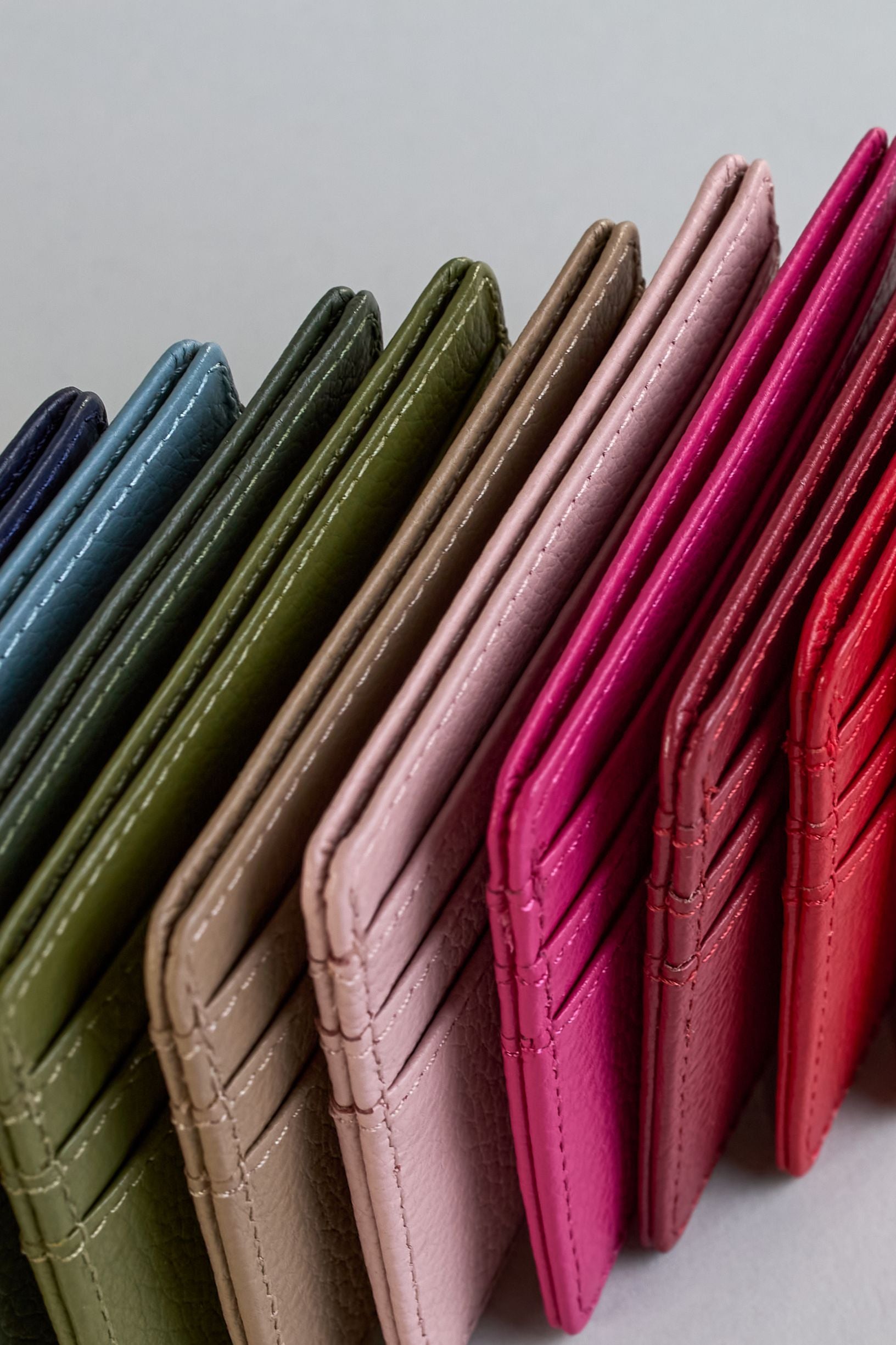 Kartenetui aus feinem Rindleder mit leicht genarbter Oberfläche. Auf der Rückseite ist eine Logoprägung "Herzilein-Wien". Das Etui hat 6 Kartenfächer und dazwischen ein mit Baumwolle gefüttertes Steckfach. Das Futter hat die selbe Farbe wie das Kartenetui.