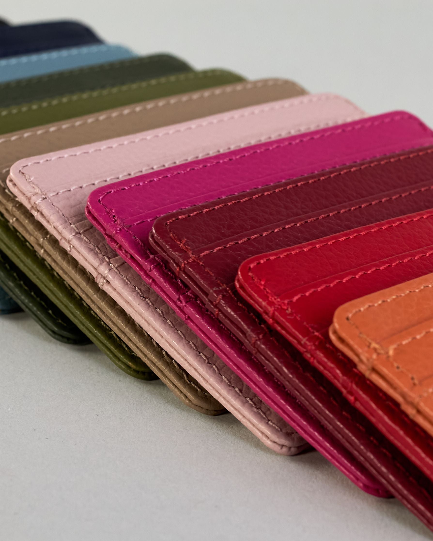 Kartenetui aus feinem Rindleder mit leicht genarbter Oberfläche. Auf der Rückseite ist eine Logoprägung "Herzilein-Wien". Das Etui hat 6 Kartenfächer und dazwischen ein mit Baumwolle gefüttertes Steckfach. Das Futter hat die selbe Farbe wie das Kartenetui.