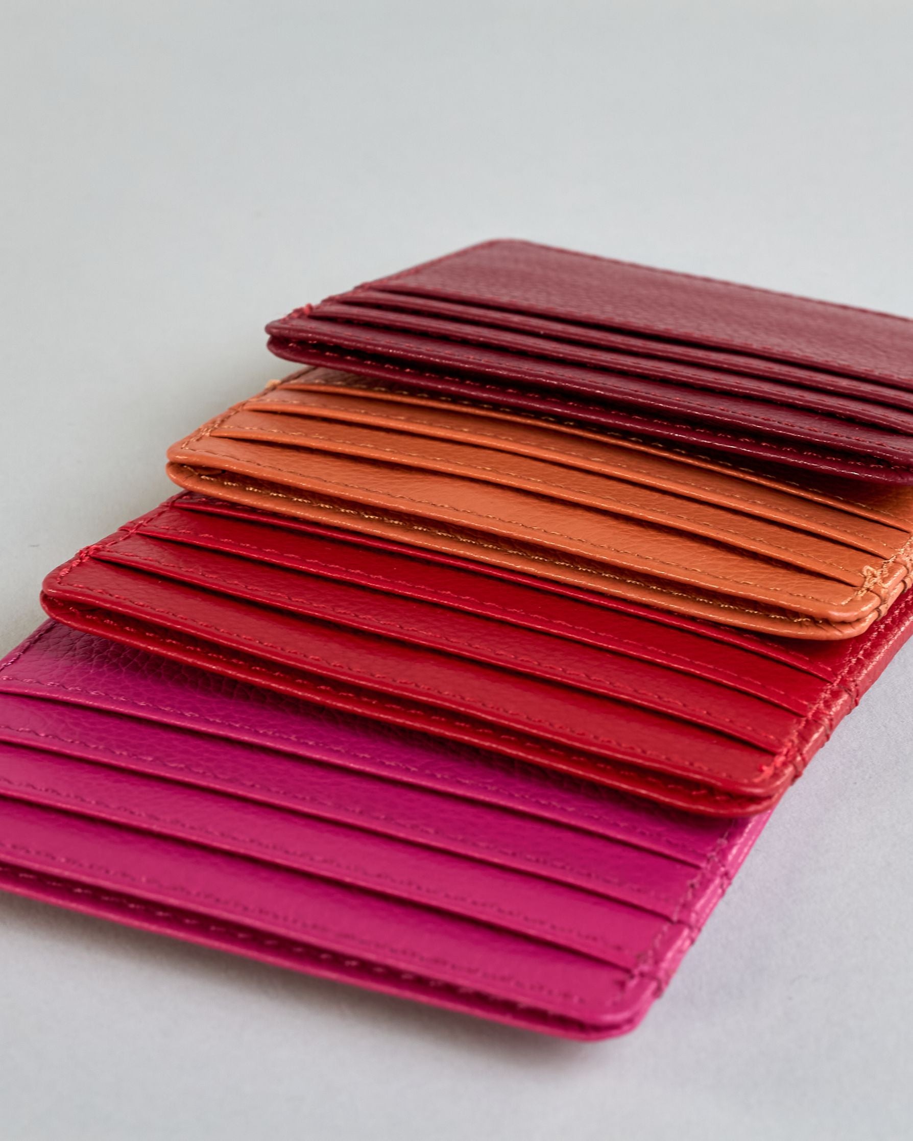 Kartenetui aus feinem Rindleder mit leicht genarbter Oberfläche. Auf der Rückseite ist eine Logoprägung "Herzilein-Wien". Das Etui hat 6 Kartenfächer und dazwischen ein mit Baumwolle gefüttertes Steckfach. Das Futter hat die selbe Farbe wie das Kartenetui.