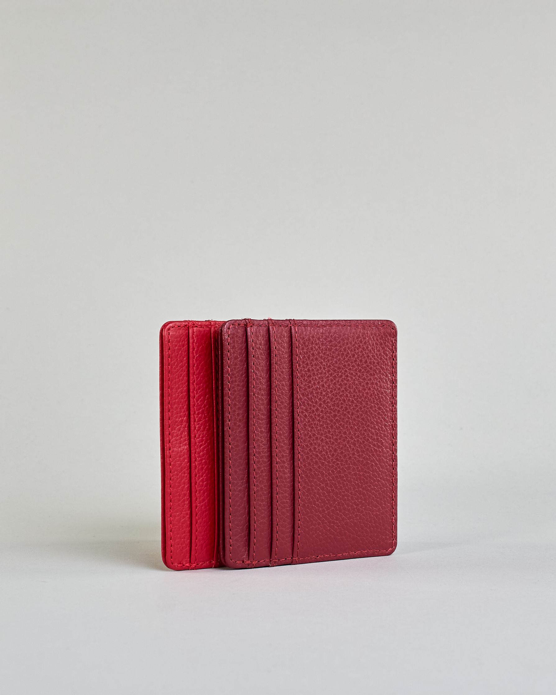 Kartenetui aus feinem Rindleder mit leicht genarbter Oberfläche. Auf der Rückseite ist eine Logoprägung "Herzilein-Wien". Das Etui hat 6 Kartenfächer und dazwischen ein mit Baumwolle gefüttertes Steckfach. Das Futter hat die selbe Farbe wie das Kartenetui.