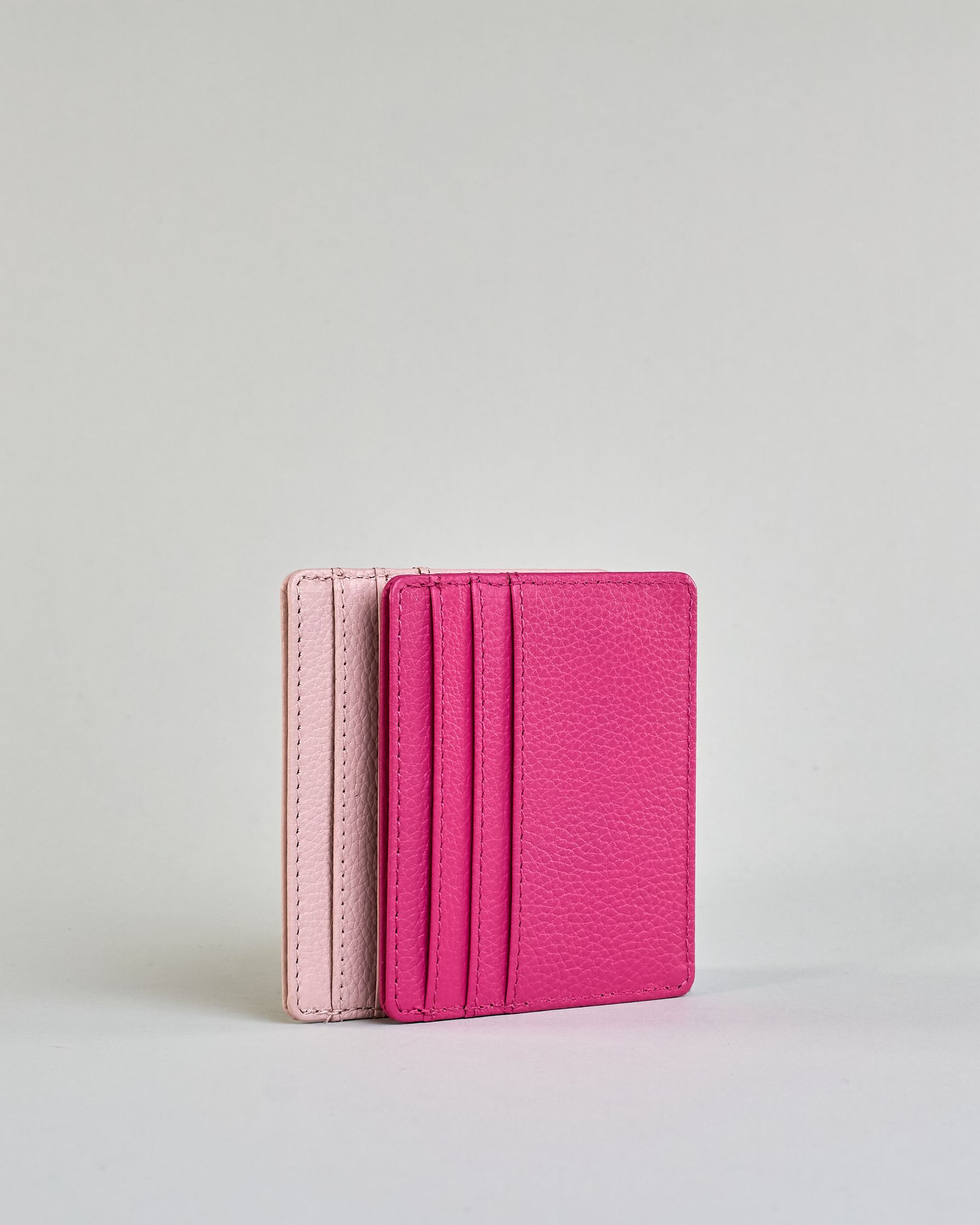 Kartenetui aus feinem Rindleder mit leicht genarbter Oberfläche. Auf der Rückseite ist eine Logoprägung "Herzilein-Wien". Das Etui hat 6 Kartenfächer und dazwischen ein mit Baumwolle gefüttertes Steckfach. Das Futter hat die selbe Farbe wie das Kartenetui.