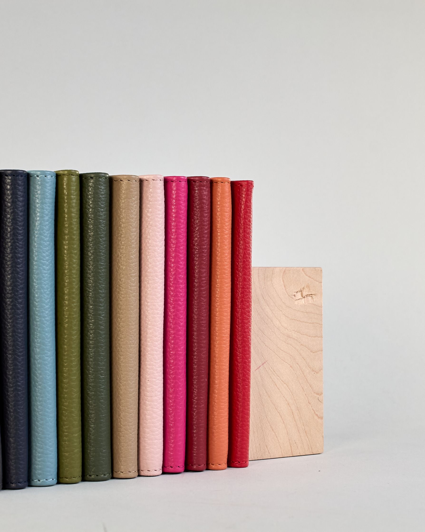 Einfärbige Reisepasshülle aus Leder, innen sind zwei Kartenfächer und ein Schlitz für den Reisepass. Auf der Rückseite ist die Logo Prägung dezent "Herzilein-Wien"