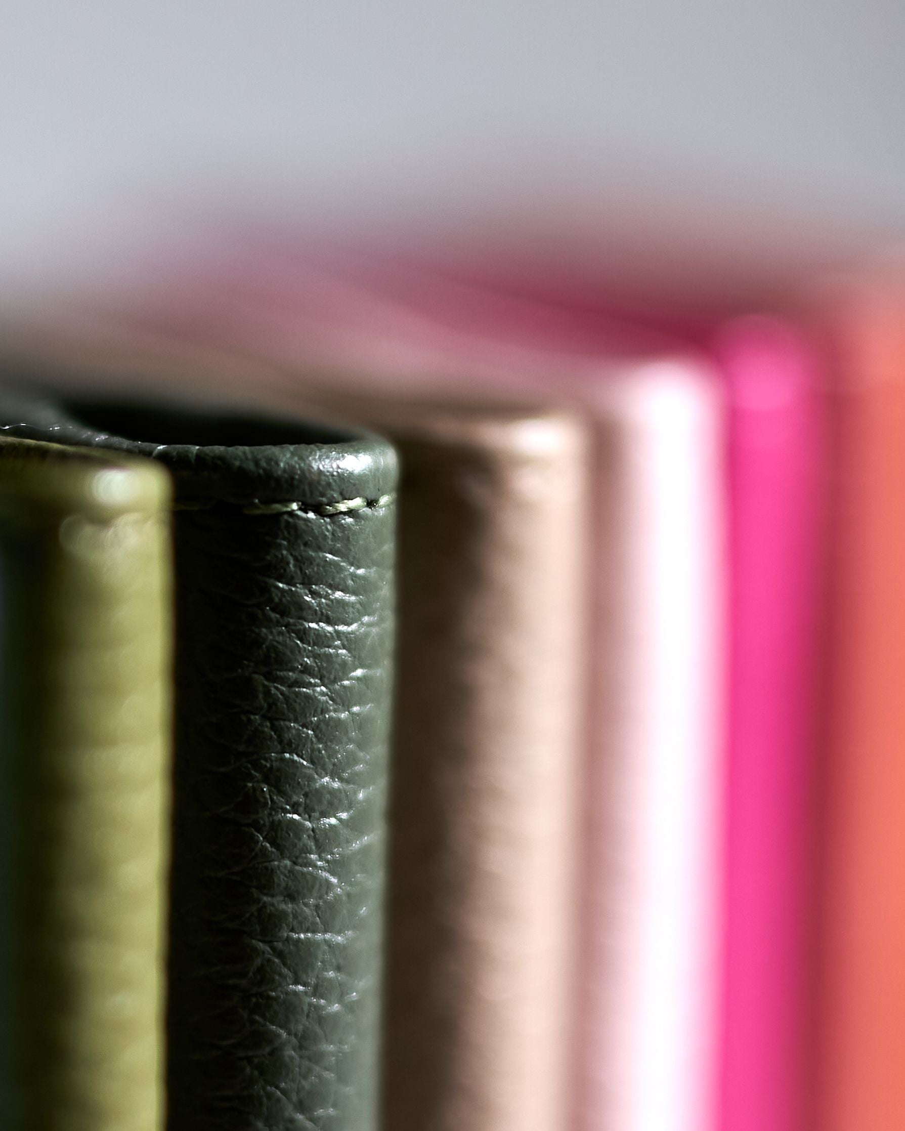 Einfärbige Reisepasshülle aus Leder, innen sind zwei Kartenfächer und ein Schlitz für den Reisepass. Auf der Rückseite ist die Logo Prägung dezent "Herzilein-Wien"