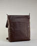 Brauner Rucksack aus Rindleder mit großer Überschlagklappe, verstellbaren Schulterriemen und mehreren Innen- und Außenfächern. Er ist simpel gestaltet und hat nur ein kleines Logo "Herzilein-Wien" unter der Lasche. #7
