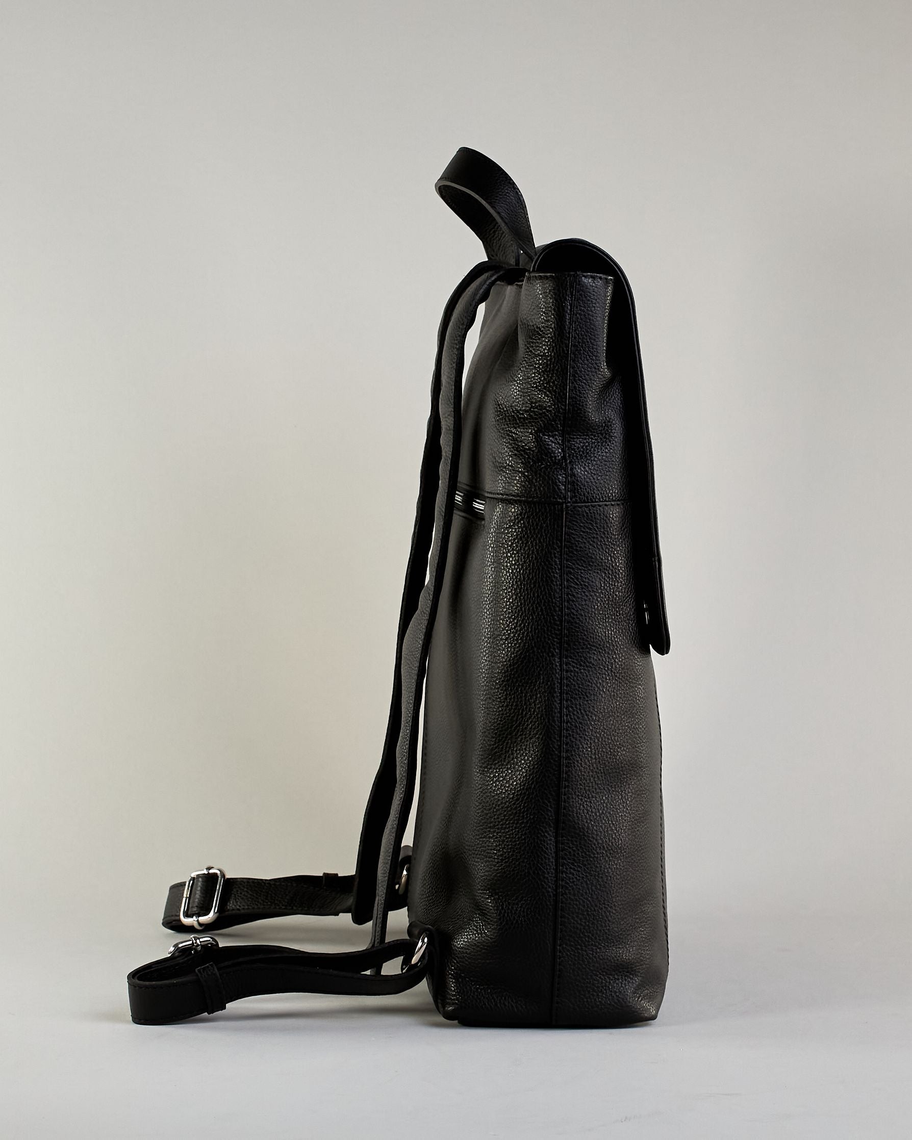 Schwarzer Rucksack aus Rindleder mit großer Überschlagklappe, verstellbaren Schulterriemen und mehreren Innen- und Außenfächern. Er ist simpel gestaltet und hat nur ein kleines Logo "Herzilein-Wien" unter der Lasche. #5