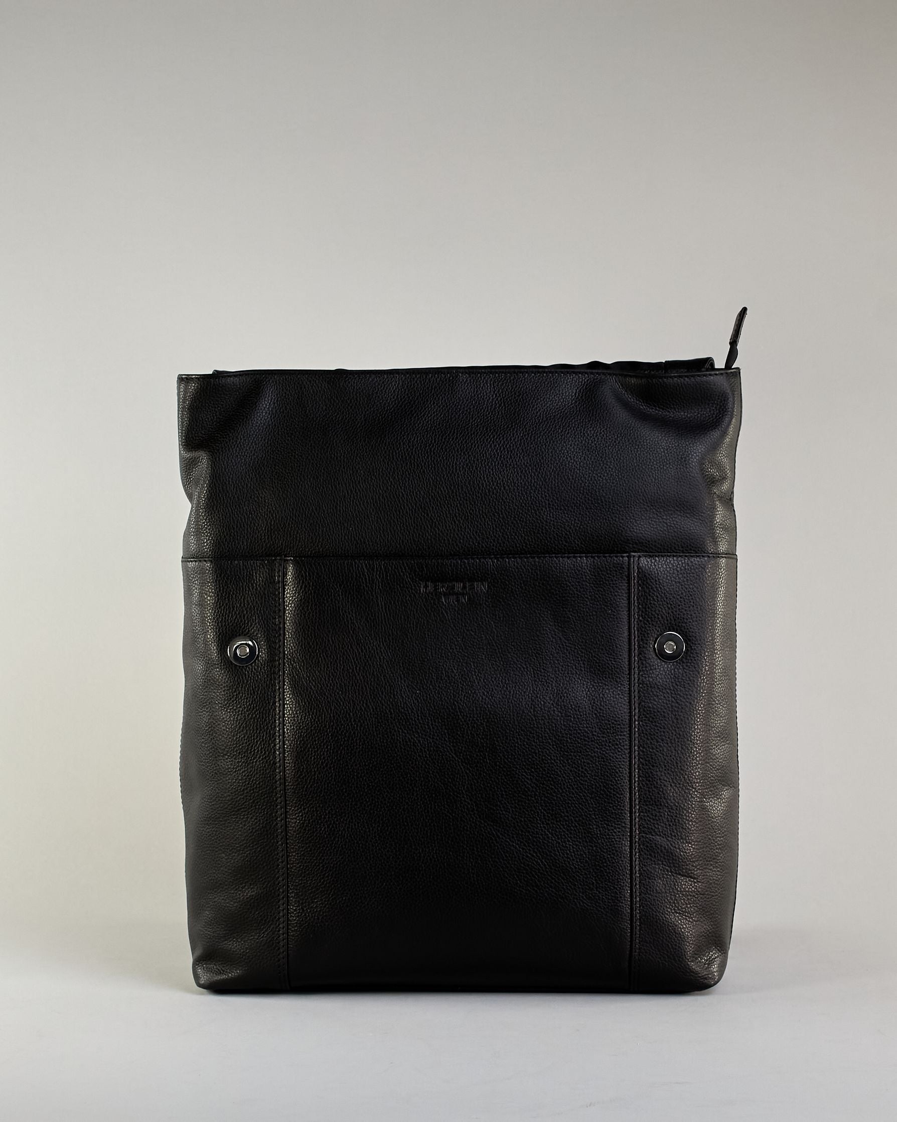 Schwarzer Rucksack aus Rindleder mit großer Überschlagklappe, verstellbaren Schulterriemen und mehreren Innen- und Außenfächern. Er ist simpel gestaltet und hat nur ein kleines Logo "Herzilein-Wien" unter der Lasche. #6