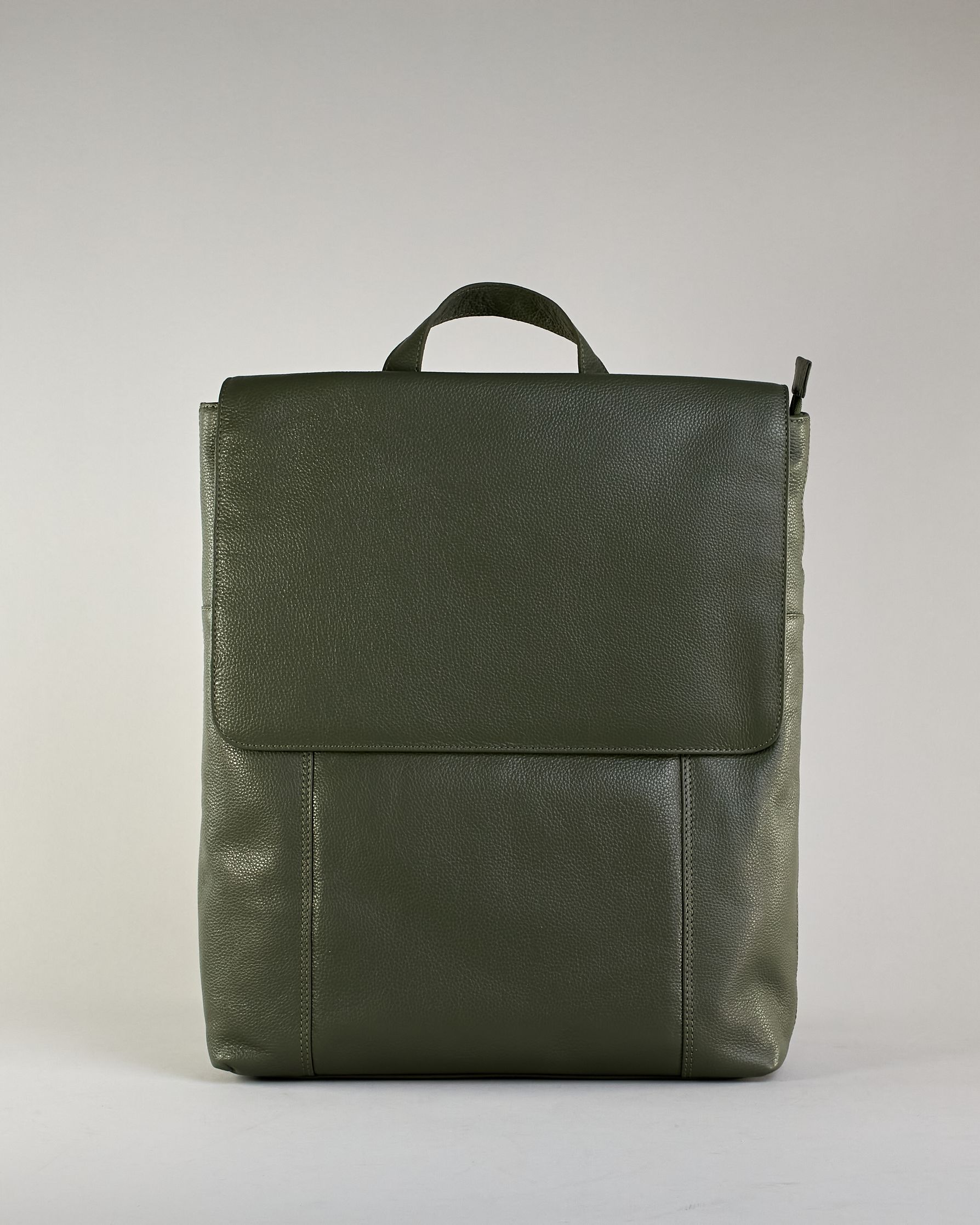 Dunkelgrüner Rucksack aus Rindleder mit großer Überschlagklappe, verstellbaren Schulterriemen und mehreren Innen- und Außenfächern. Er ist simpel gestaltet und hat nur ein kleines Logo "Herzilein-Wien" unter der Lasche. #1