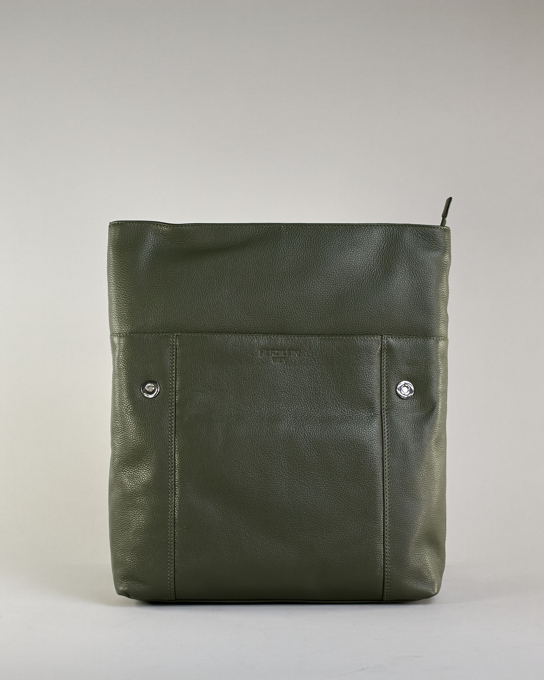 Dunkelgrüner Rucksack aus Rindleder mit großer Überschlagklappe, verstellbaren Schulterriemen und mehreren Innen- und Außenfächern. Er ist simpel gestaltet und hat nur ein kleines Logo "Herzilein-Wien" unter der Lasche. #6
